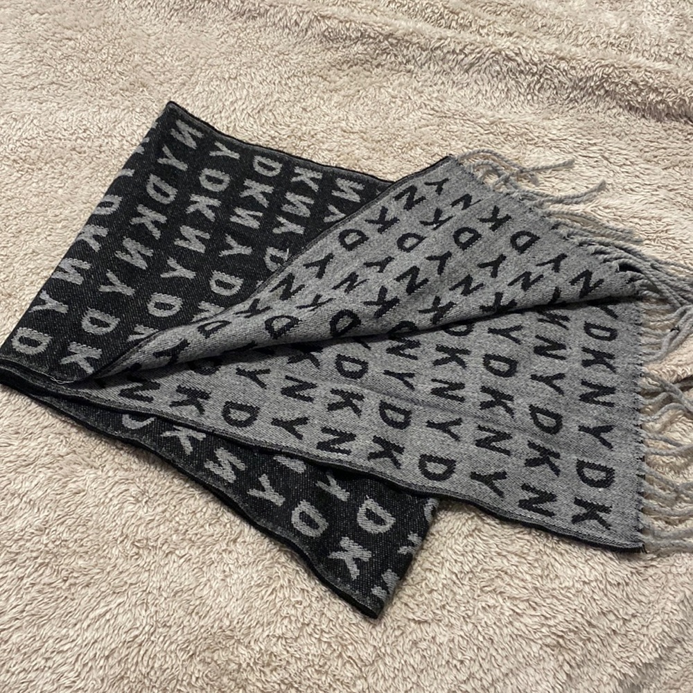 DKNY SCARF NWOT